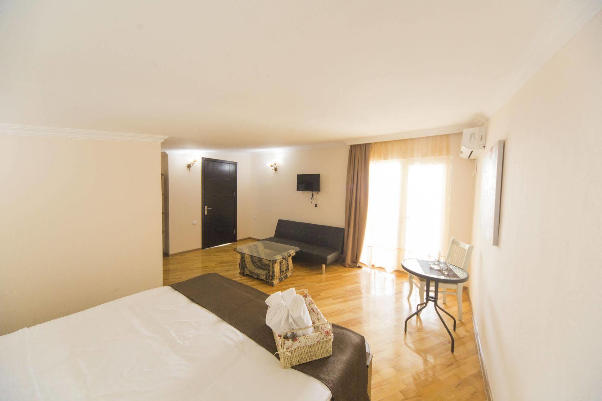 Отель Log Inn Тбилиси Экстерьер фото