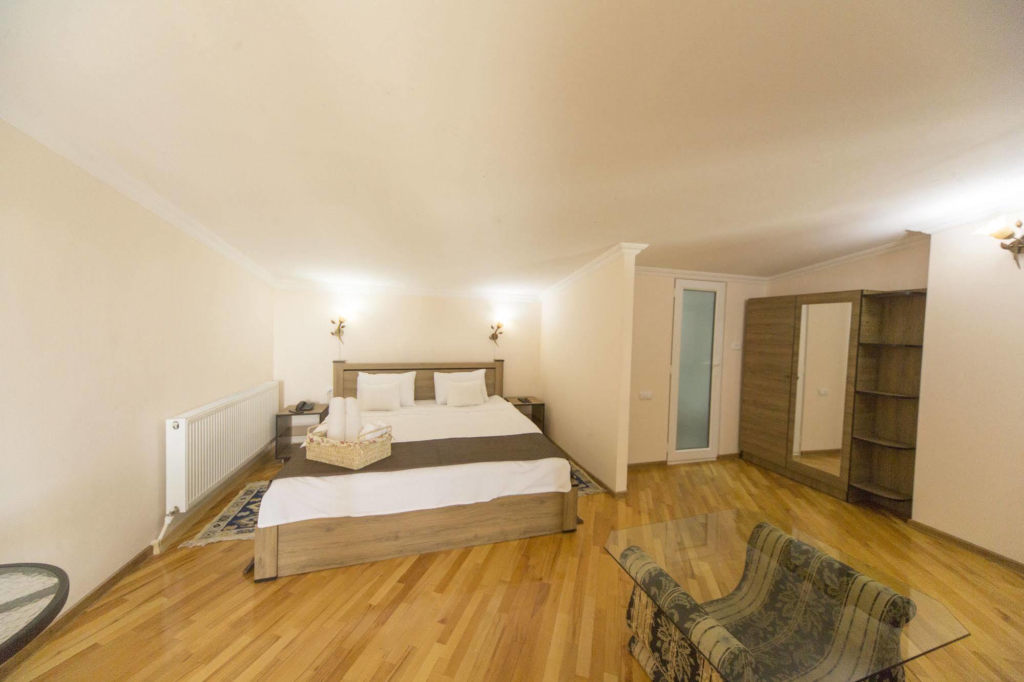 Отель Log Inn Тбилиси Экстерьер фото